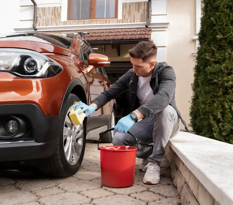 Lavage auto à domicile Biars-sur-Cère : professionnel intervenant sur un véhicule